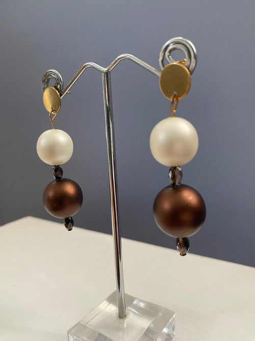 Ατσάλινο σκουλαρίκι με πέρλες.