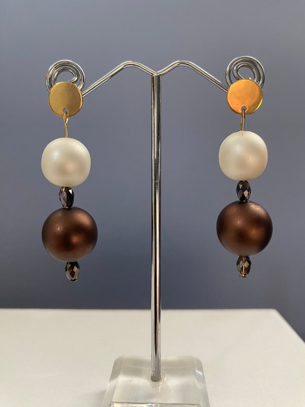 Ατσάλινο σκουλαρίκι με πέρλες.