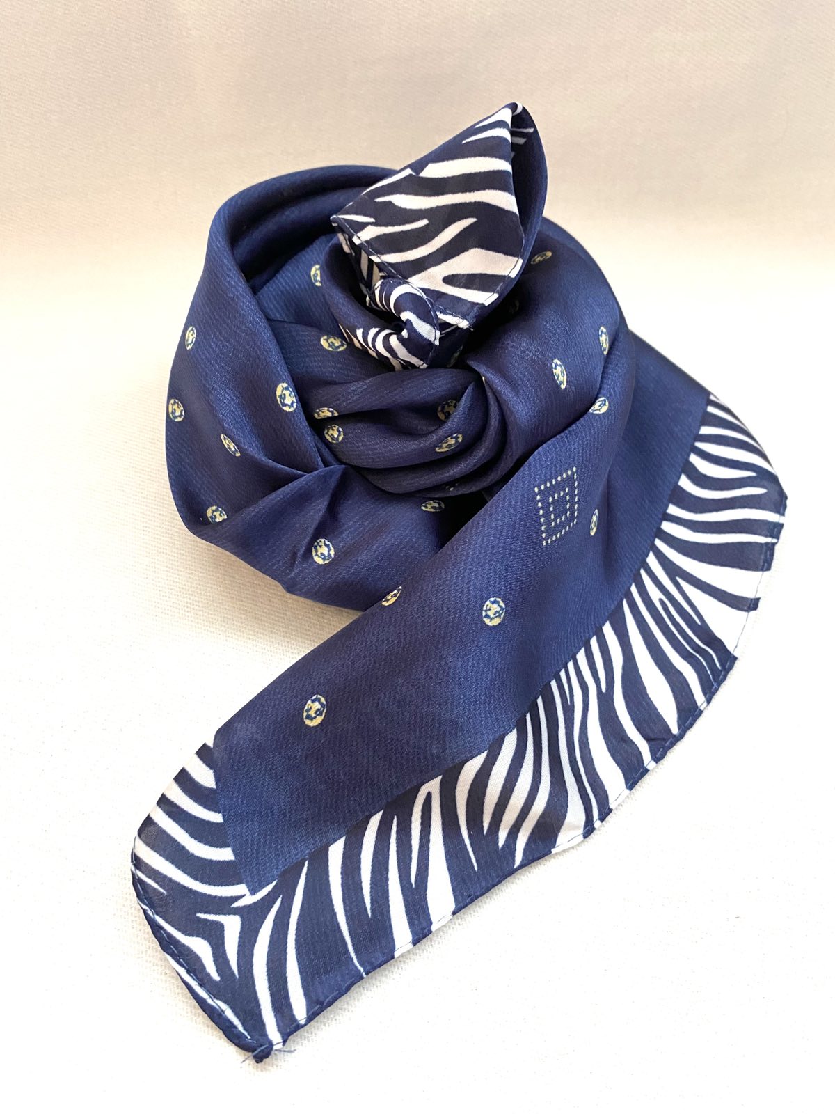 Φουλάρι μπλέ τετράγωνο.