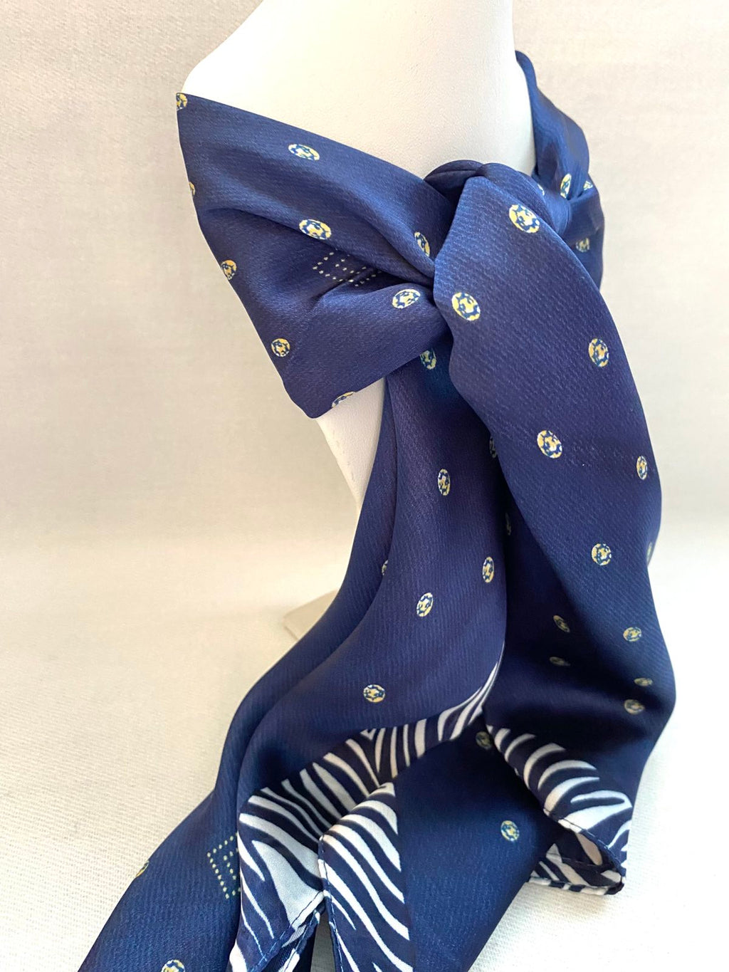 Φουλάρι μπλέ τετράγωνο.