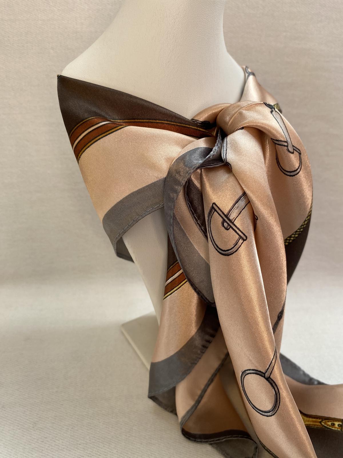 Φουλάρι μικρό τετράγωνο.