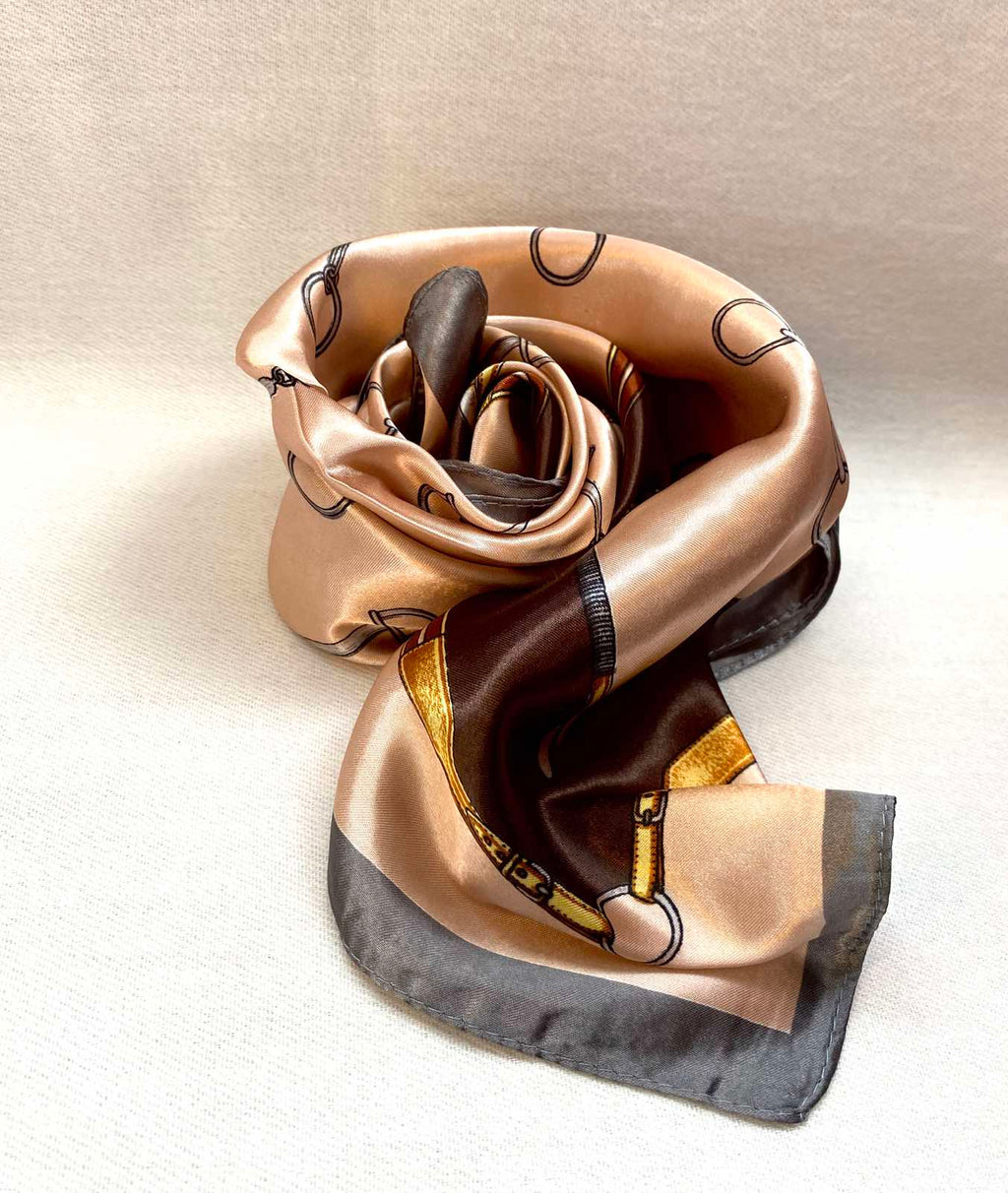 Φουλάρι μικρό τετράγωνο.