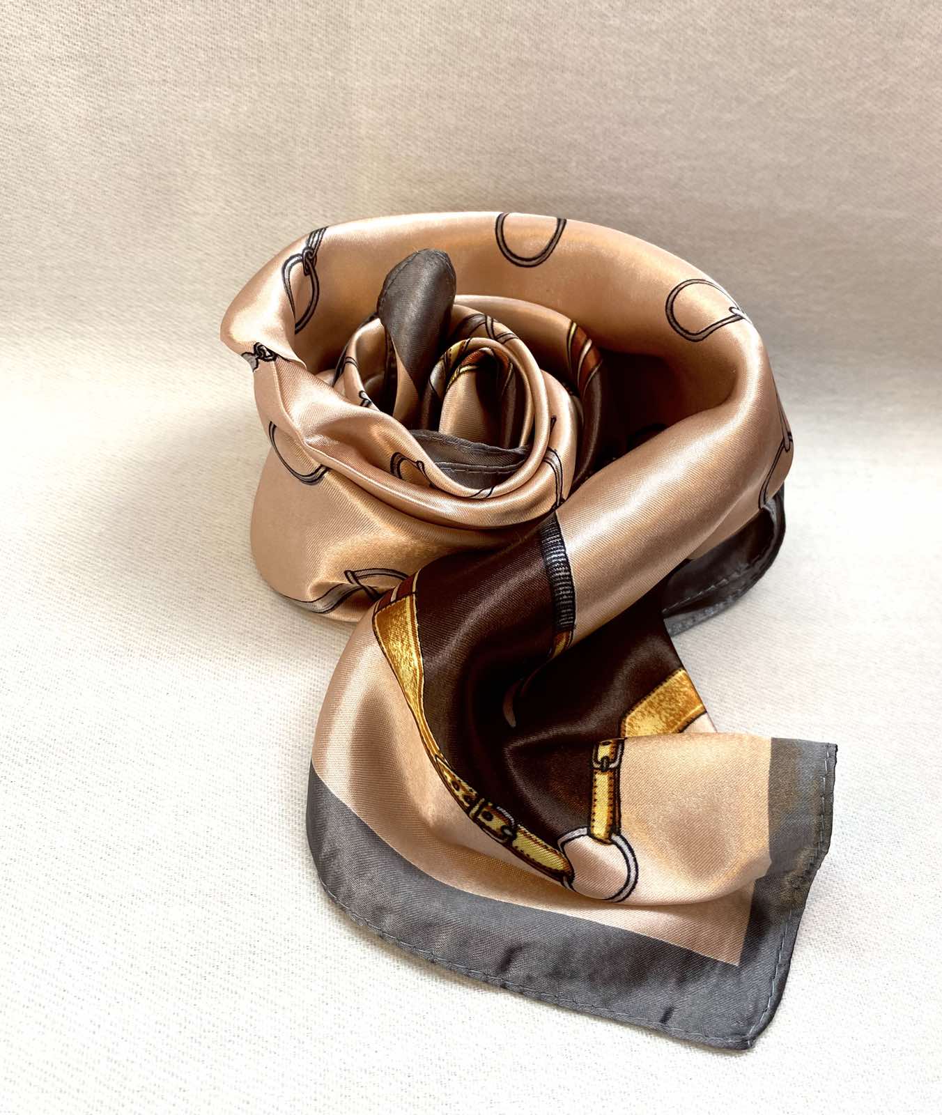 Φουλάρι μικρό τετράγωνο.