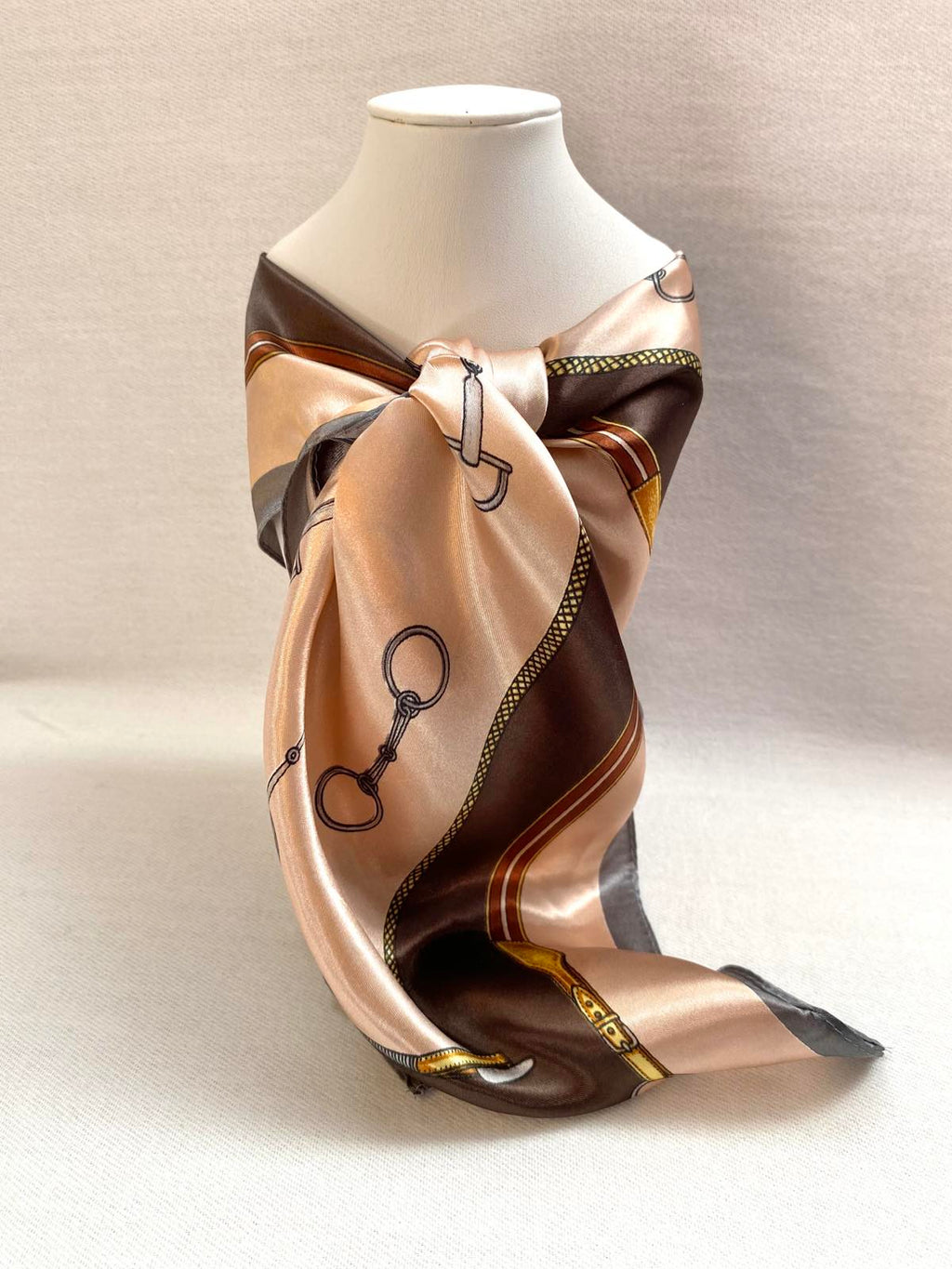 Φουλάρι μικρό τετράγωνο.