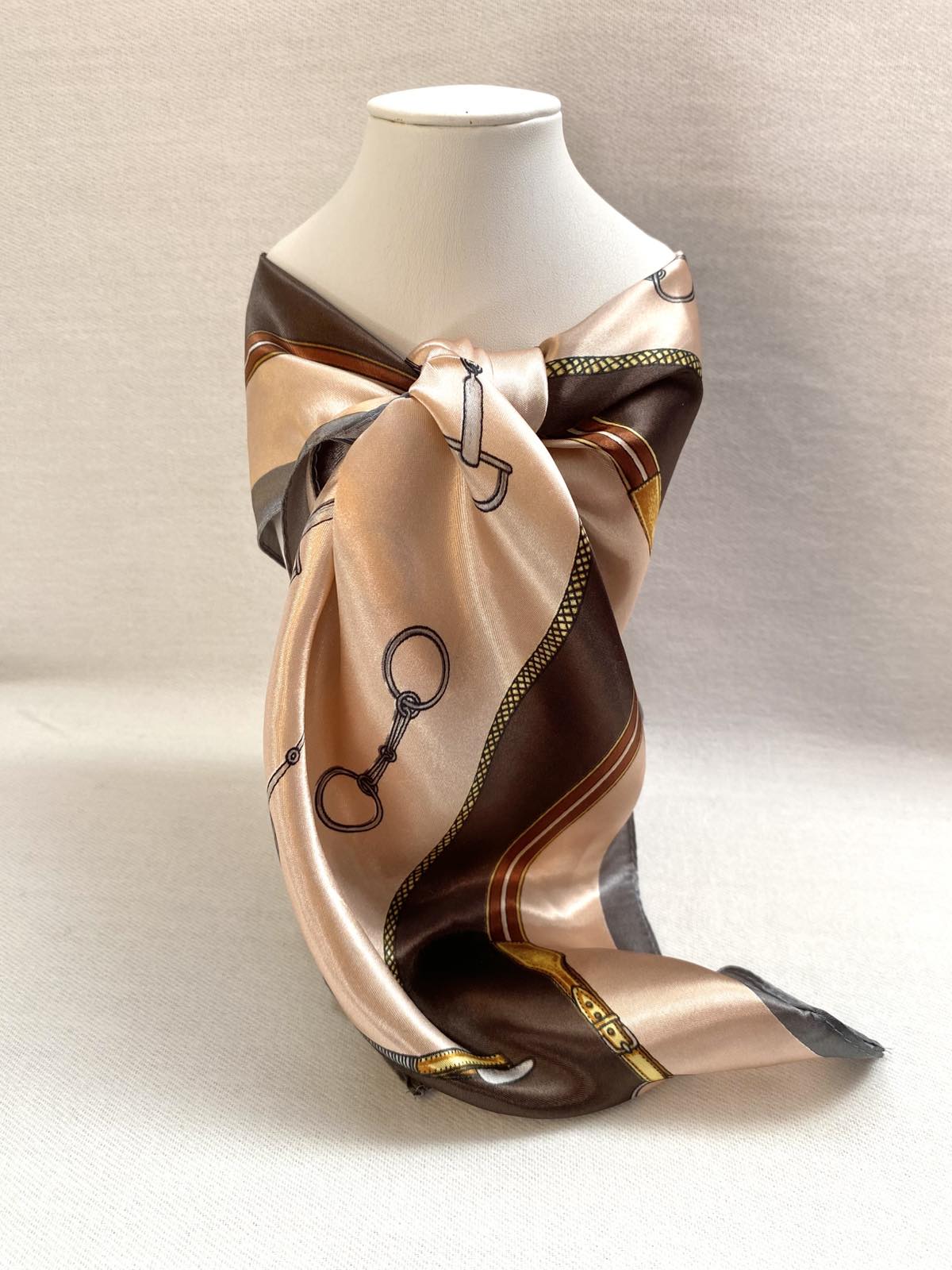 Φουλάρι μικρό τετράγωνο.