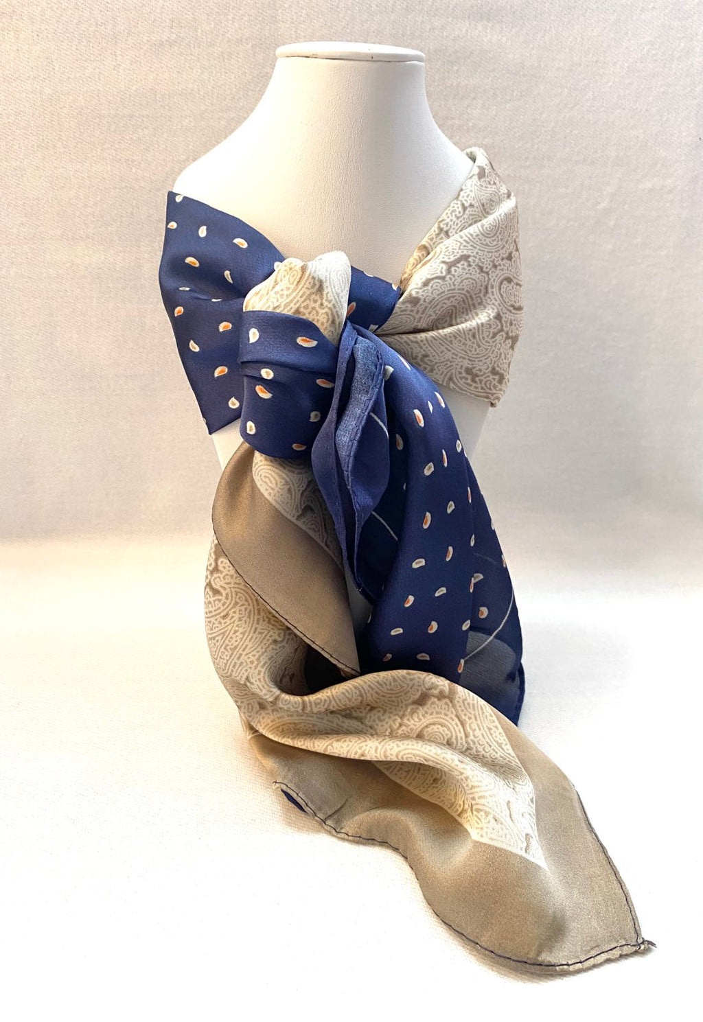 Φουλάρι τετράγωνο μπλέ χρώμα.