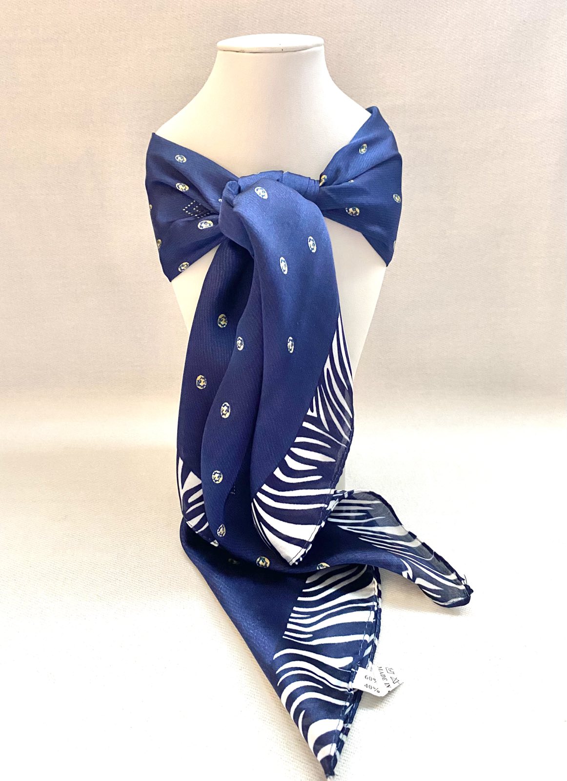 Φουλάρι μπλέ τετράγωνο.