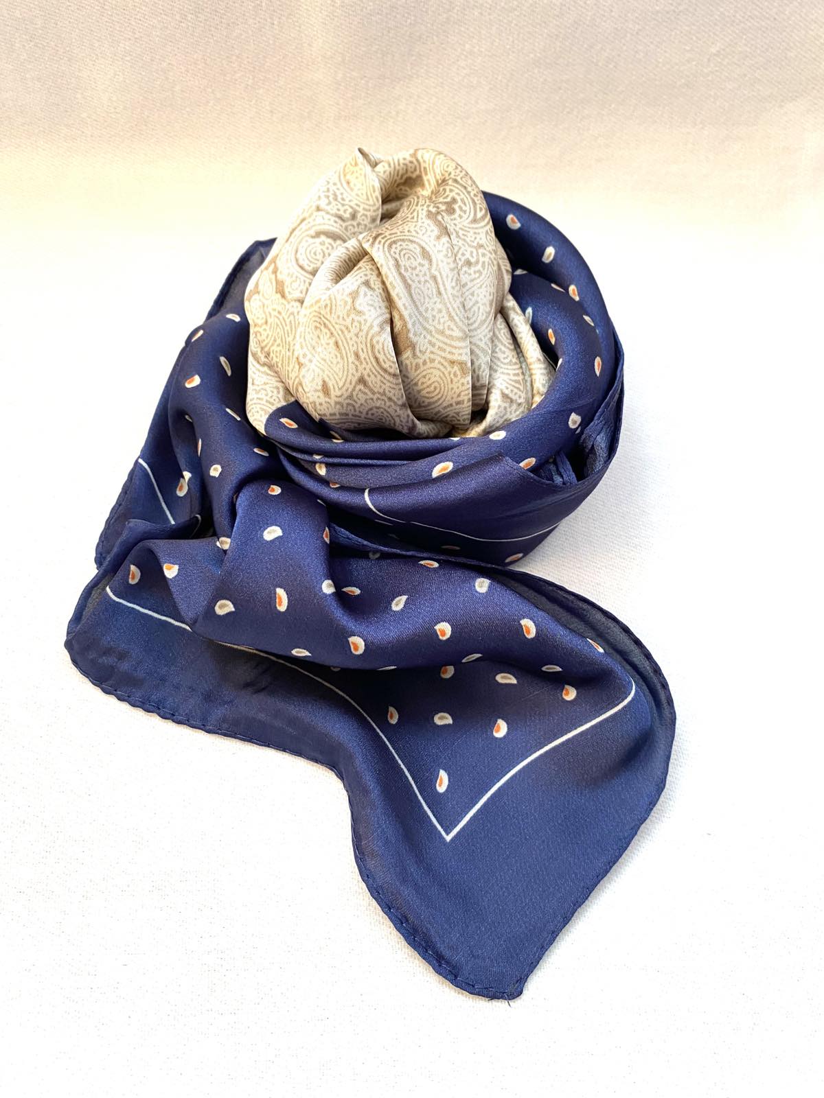 Φουλάρι τετράγωνο μπλέ χρώμα.