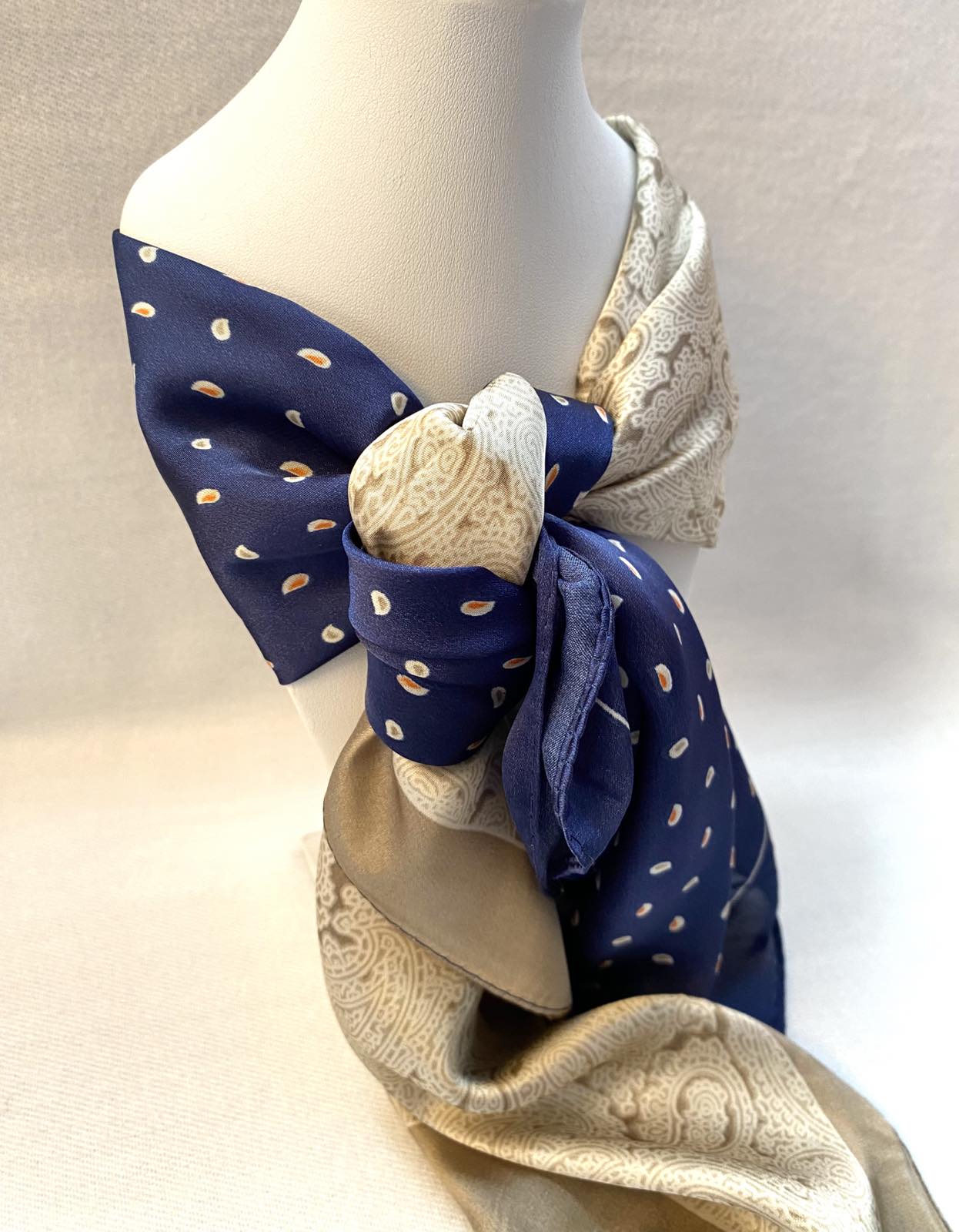 Φουλάρι τετράγωνο μπλέ χρώμα.