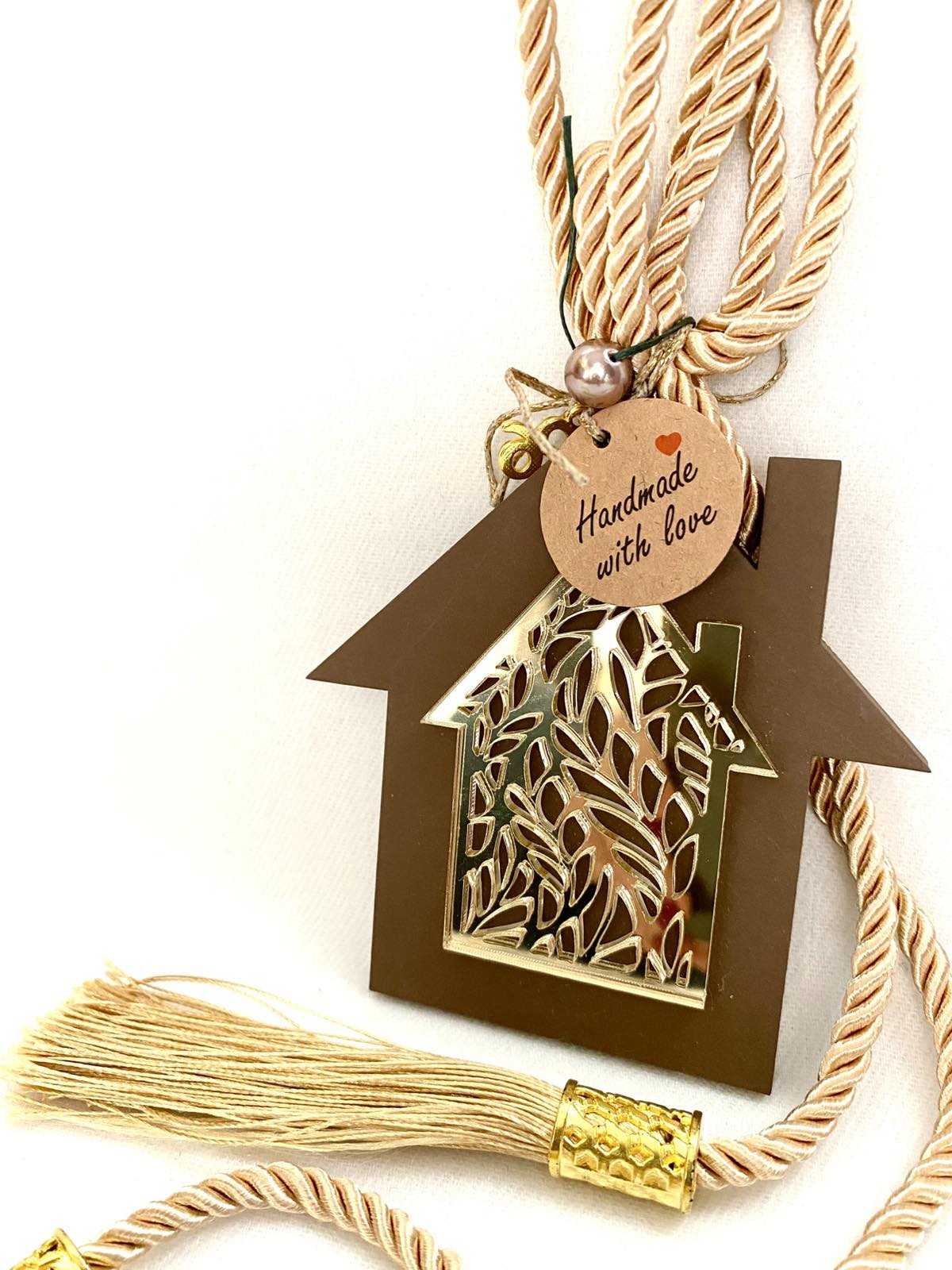 Γούρι ξύλινο σπιτάκι.