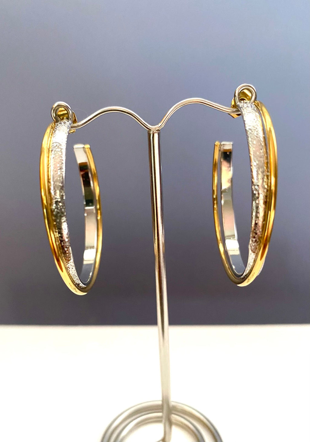 Σκουλαρίκι κρίκος ατσάλινος δίχρωμο.