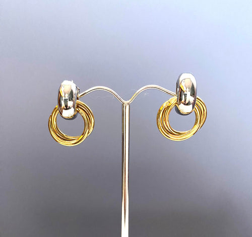 Ατσάλινο σκουλαρίκι σε χρυσό  και ασημί.