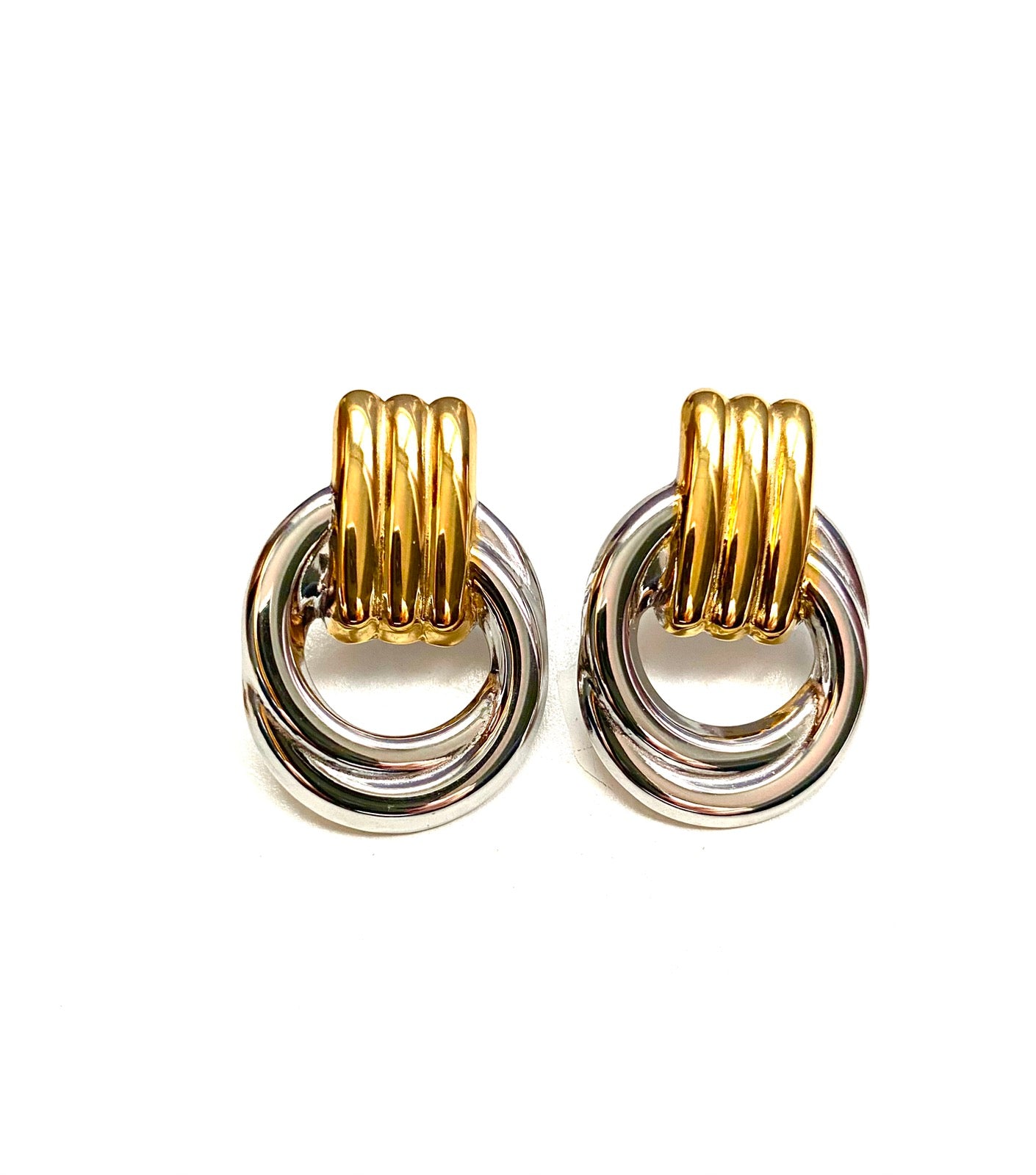 Ατσάλινο σκουλαρίκι σε χρυσό  και ασημί.