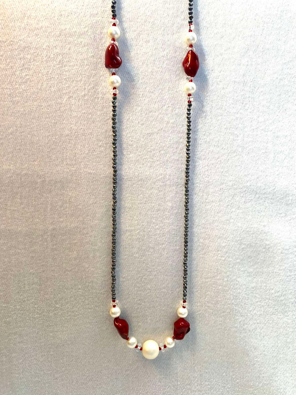 Κολιέ μακρύ με αιματίτες.