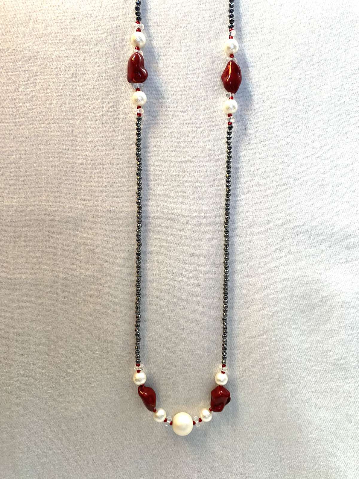 Κολιέ μακρύ με αιματίτες.