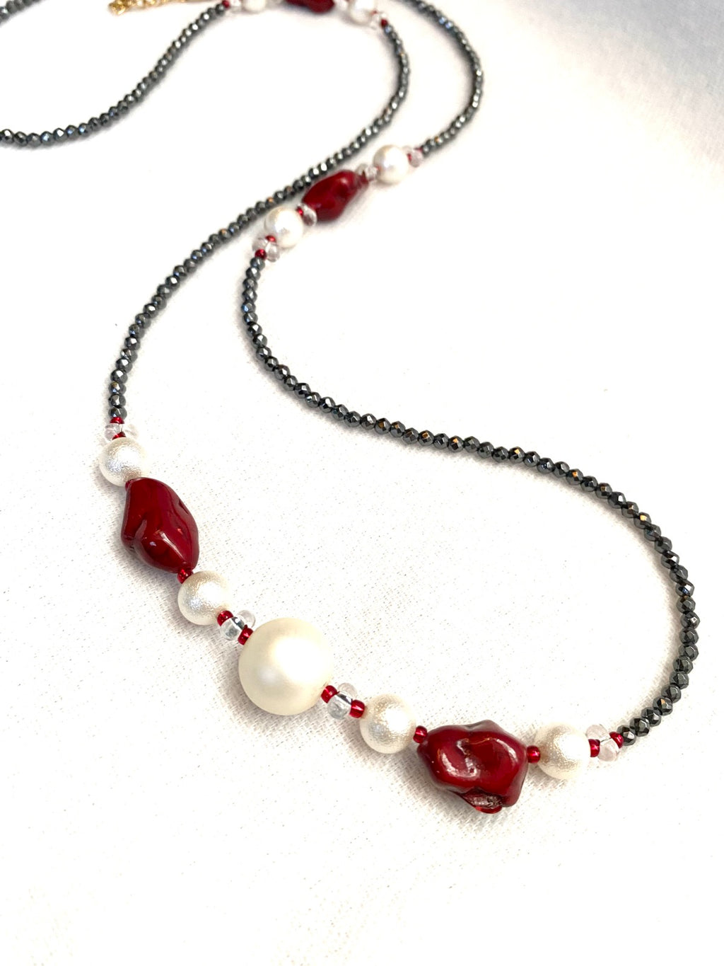 Κολιέ μακρύ με αιματίτες.