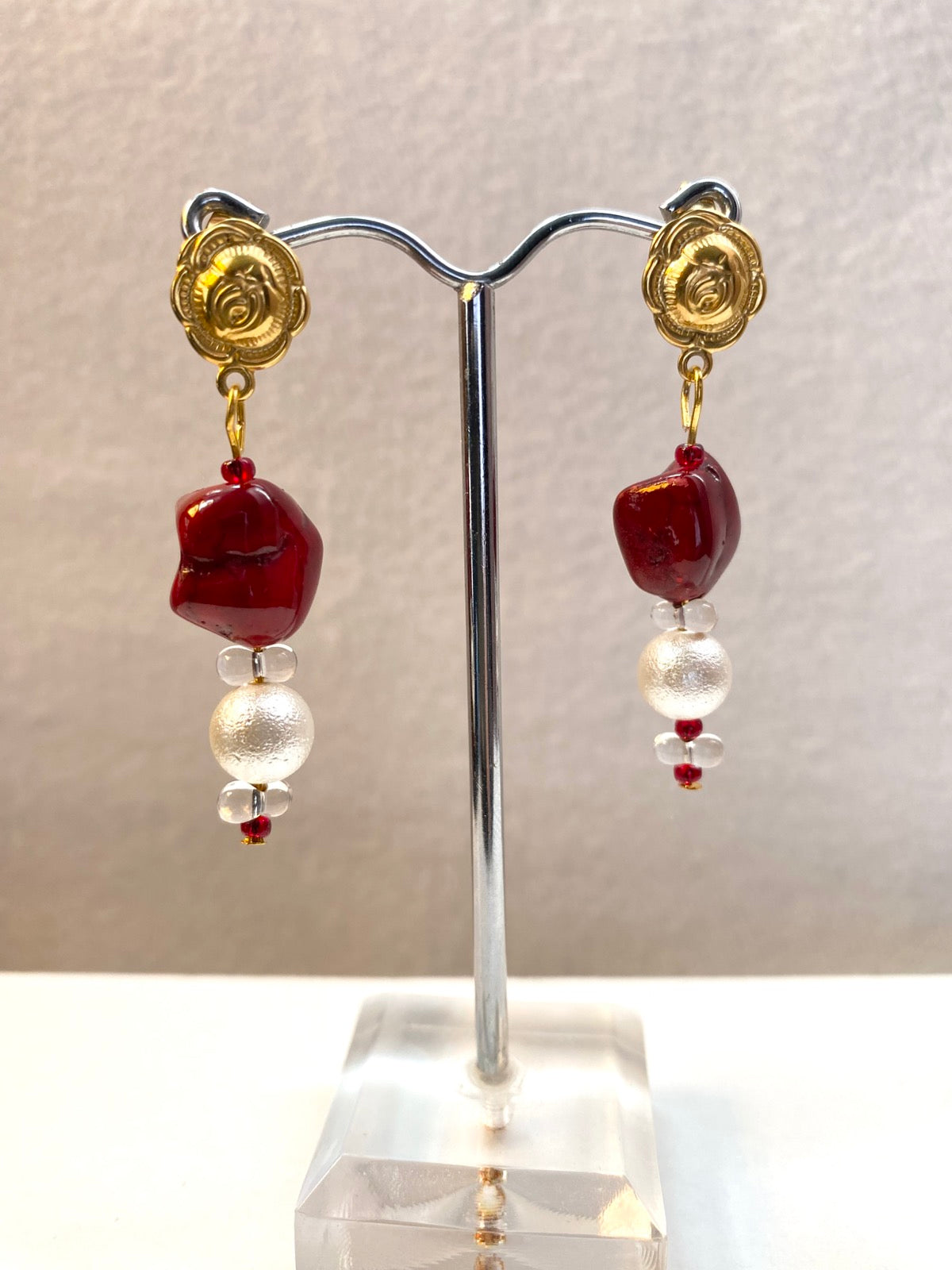 Ατσάλινο σκουλαρίκι μπορντώ .