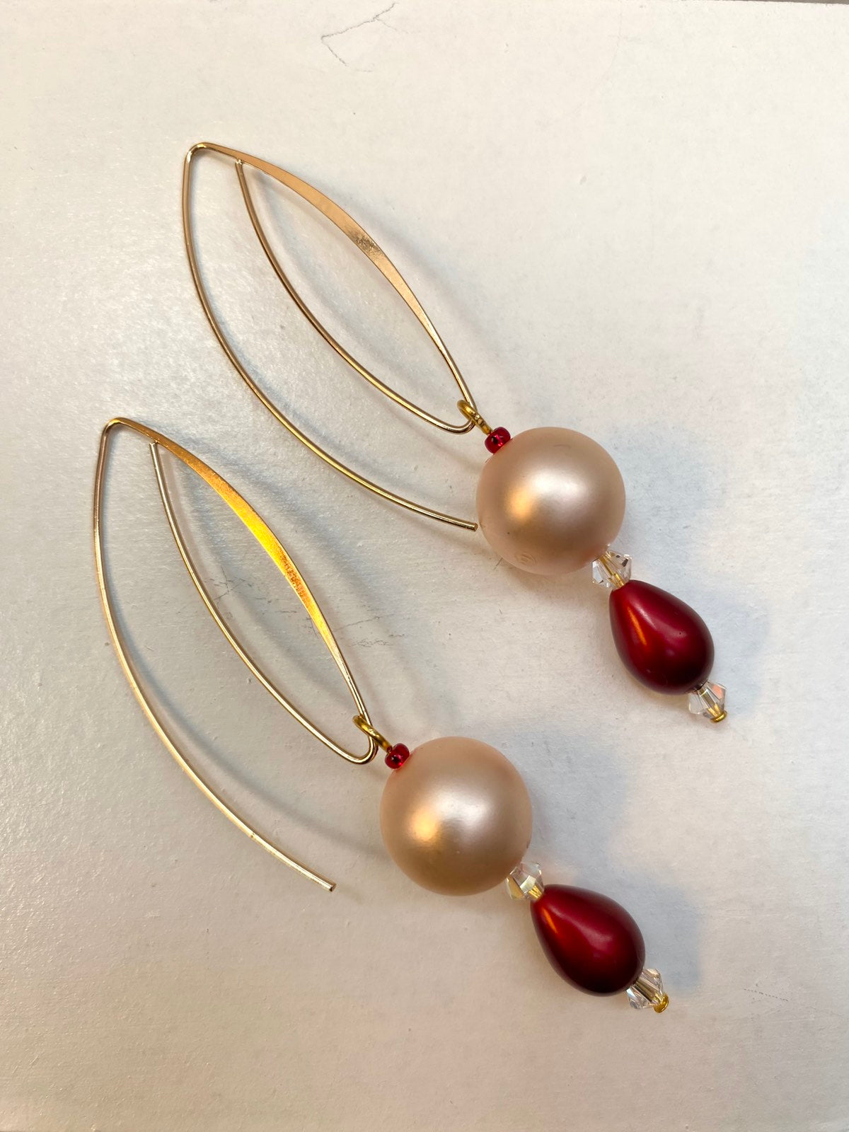 Ατσάλινο σκουλαρίκι με πέρλα και μπορντώ πέτρα.