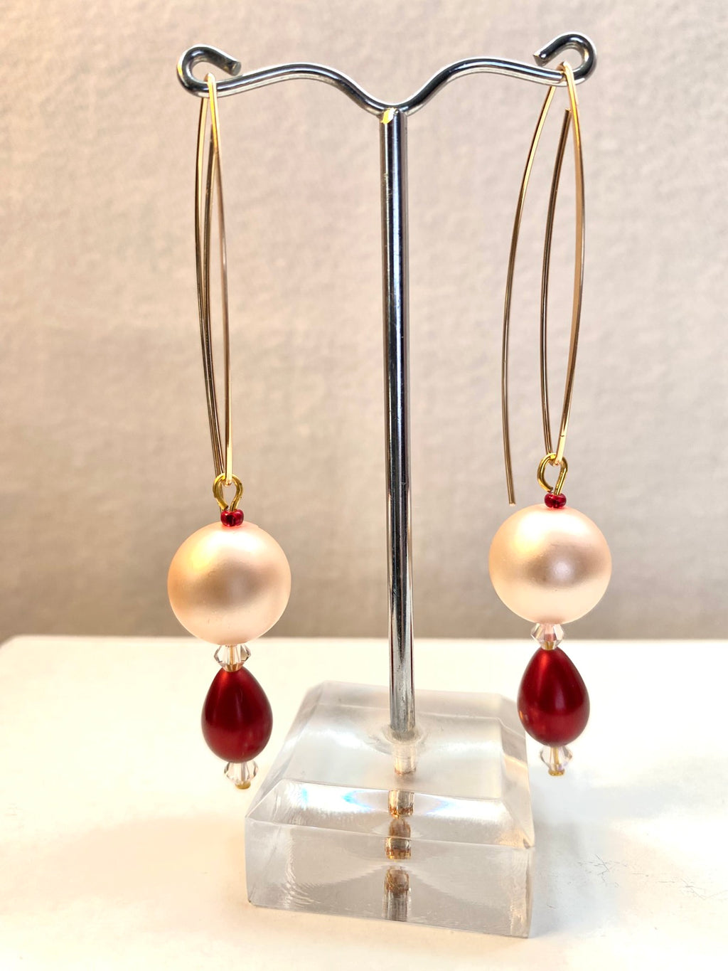 Ατσάλινο σκουλαρίκι με πέρλα και μπορντώ πέτρα.