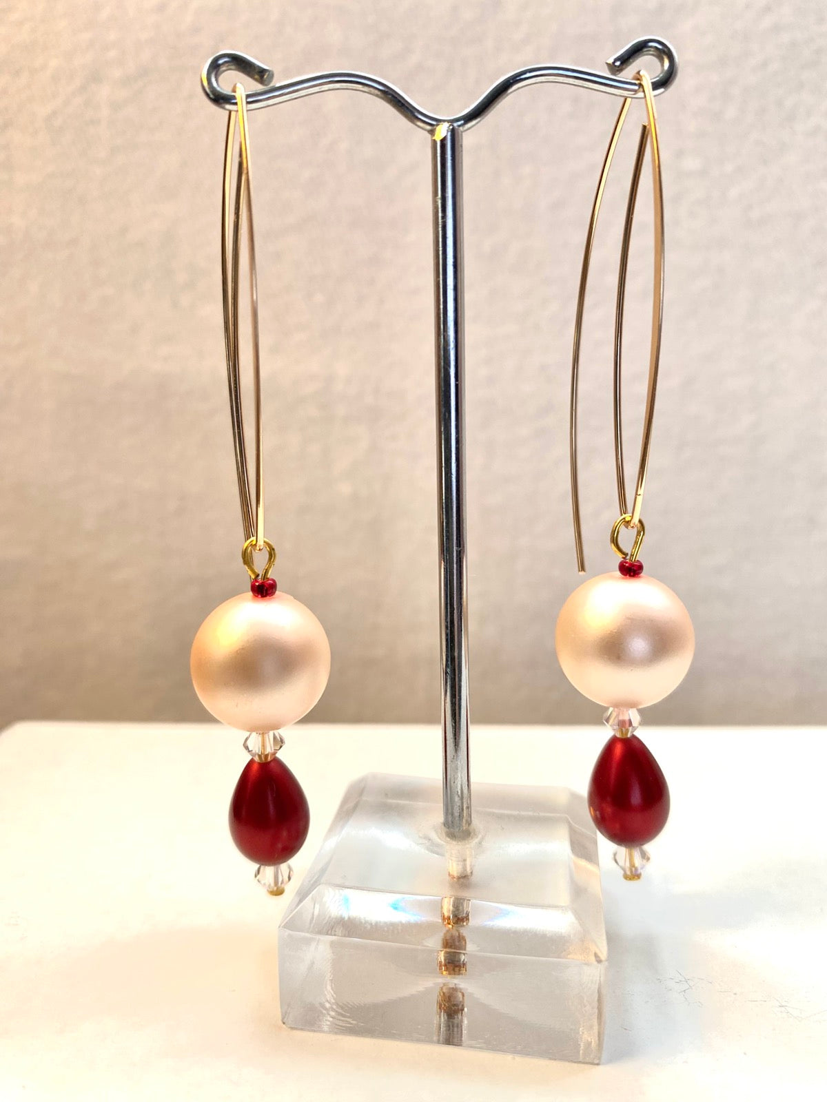 Ατσάλινο σκουλαρίκι με πέρλα και μπορντώ πέτρα.