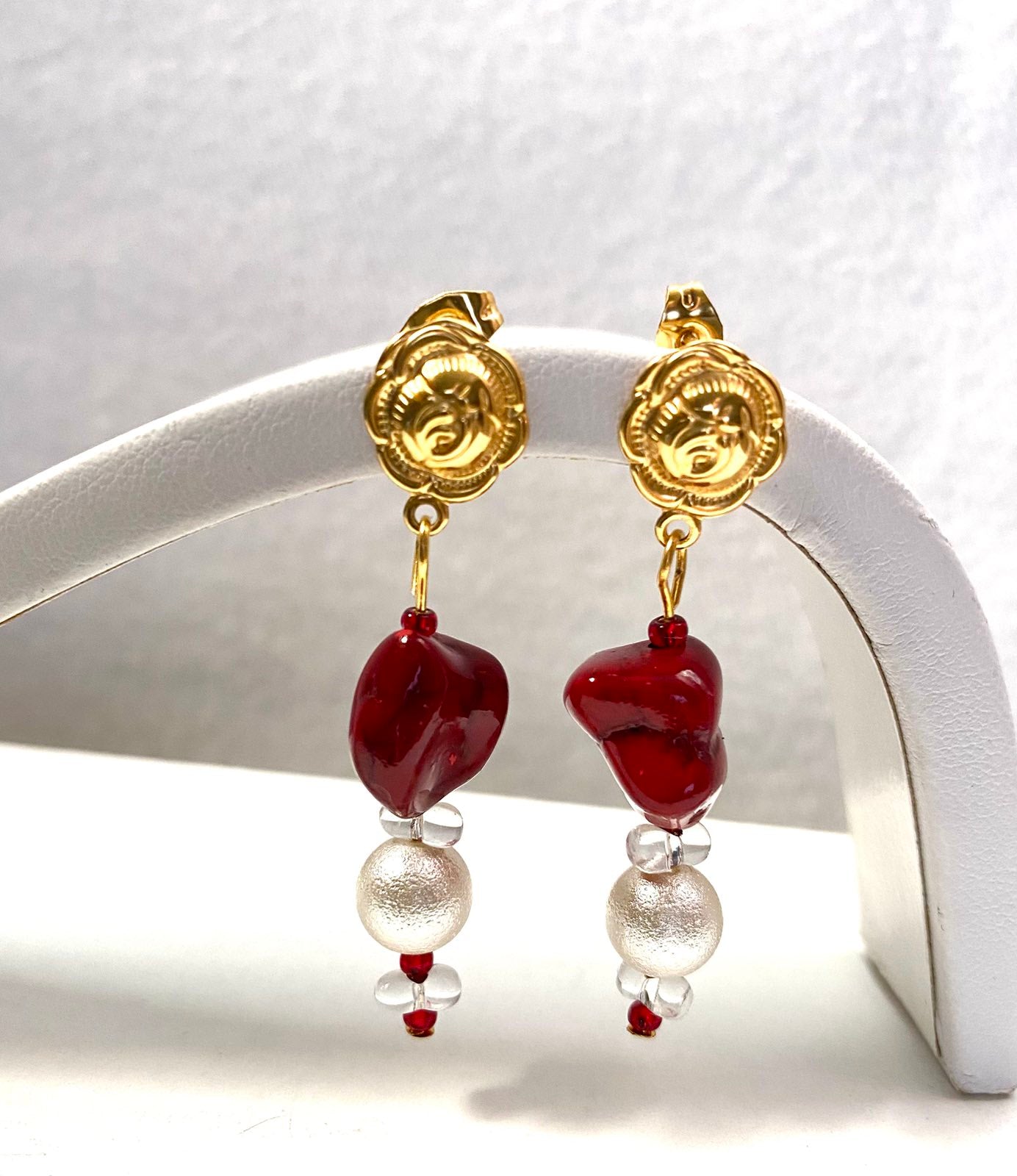 Ατσάλινο σκουλαρίκι μπορντώ .