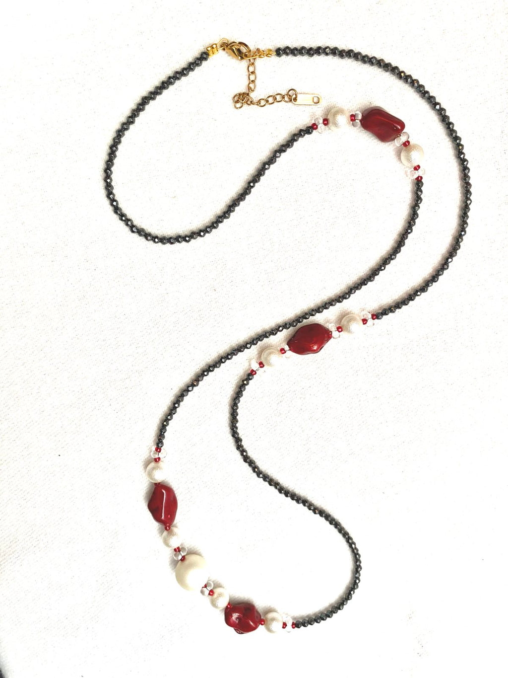 Κολιέ μακρύ με αιματίτες.